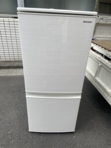 SHARP（シャープ）137L 2ドア冷蔵庫 SJ-D14F-W 2020年製