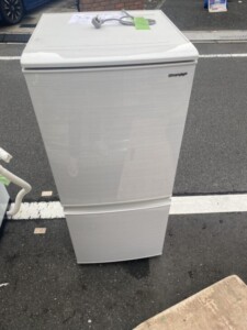SHARP(シャープ)137L 2ドア冷蔵庫 SJ-D14F-W 2020年製