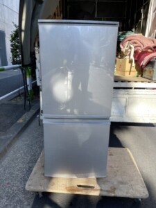 SHARP(シャープ)137L 2ドア冷蔵庫 SJ-D14A-S 2015年製