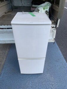 SHARP（シャープ）137L 2ドア冷蔵庫 SJ-D14C-W 2017年製