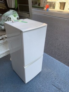 SHARP(シャープ)137L 2ドア冷蔵庫 SJ-D14C-W 2017年製