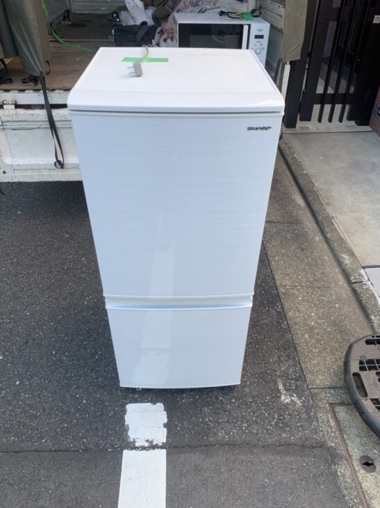 SHARP（シャープ）137L 2ドア冷蔵庫 SJ-D14F-W 2019年製