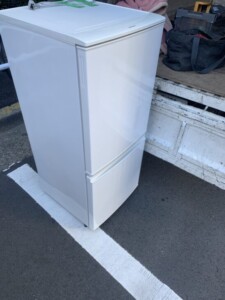 SHARP(シャープ)137L 2ドア冷蔵庫 SJ-D14B-W 2016年製