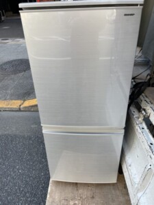 SHARP(シャープ)137L 2ドア冷蔵庫 SJ-D14D 2018年製