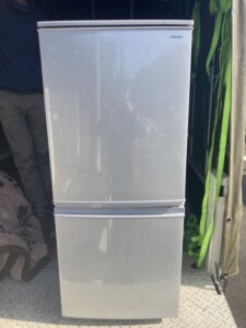 SHARP(シャープ)137L 2ドア冷蔵庫 SJ-D14D-S 2017年製