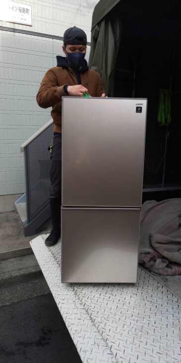 【世田谷区】SHARP2ドア冷蔵庫SJ-GD14D-C 2018年製を無料でお引き取りしました。