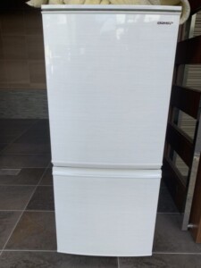 SHARP(シャープ)137L 2ドア冷蔵庫 SJ-D14E-W 2018年製