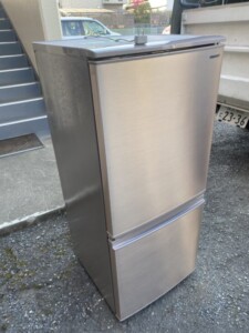 SHARP(シャープ)137L 2ドア冷蔵庫 SJ-D14E-N 2019年製