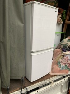 SHARP(シャープ)137L 2ドア冷蔵庫 SJ-D14F-W 2020年製
