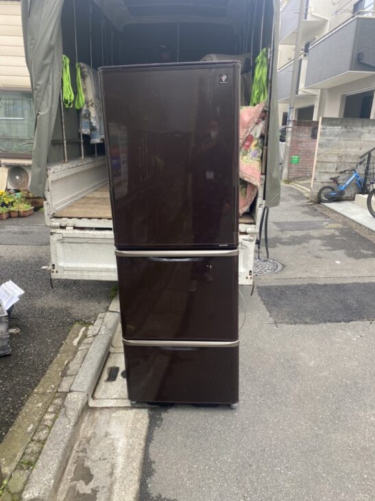 シャープ 3ドア冷凍冷蔵庫 SJ-PW35A-T 2015年製を渋谷区にて、無料でお引き取り致しました。