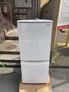SHARP(シャープ)137L 2ドア冷蔵庫 SJ-D14F-W 2020年製