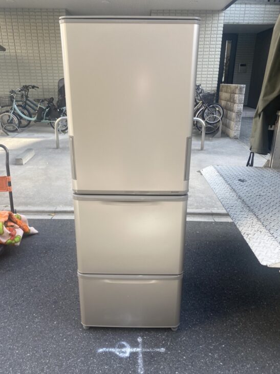 シャープ 350L 3ドア冷凍冷蔵庫 SJ-W353G-Nの出張査定で、足立区へ行ってきました。