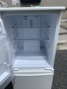 SHARP(シャープ) 137L 2ドア冷蔵庫 SJ-D14D 2018年製