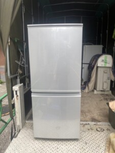 SHARP(シャープ)137L 2ドア冷蔵庫 SJ-D14C-S 2017年製