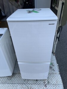SHARP(シャープ)137L 2ドア冷蔵庫 SJ-D14F-W 2020年製