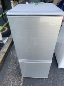 SHARP(シャープ)137L 2ドア冷蔵庫 SJ-D14C-S 2017年製