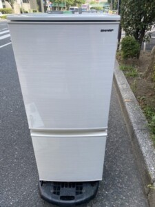 SHARP(シャープ)137L 2ドア冷蔵庫 SJ-D14F-W 2020年製