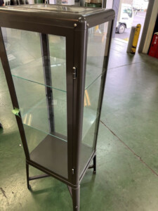 鍵付きガラスキャビネット アンティーク