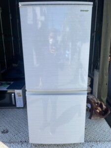 SHARP(シャープ)137L 2ドア冷蔵庫 SJ-D14F-W 2019年製