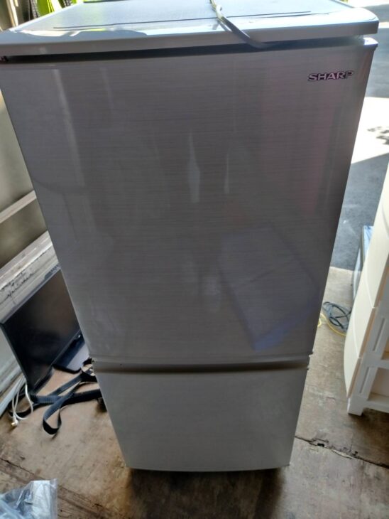 SHARP（シャープ）137L 2ドア冷蔵庫 SJ-D14E-W 2019年製