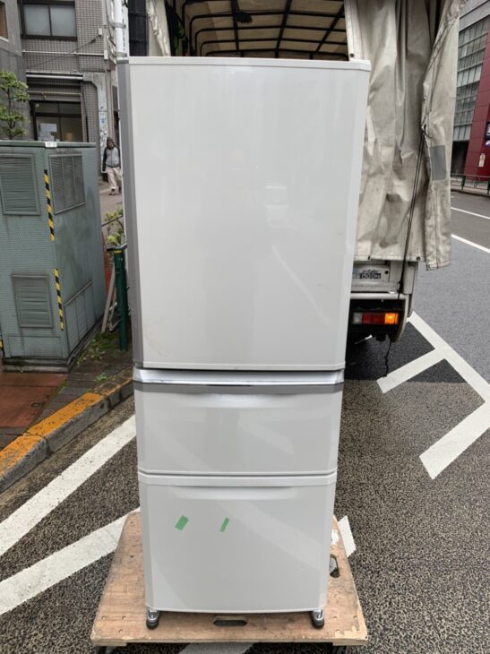 千葉県柏市へ出張し、MITSUBISHI（三菱）335L 3ドア冷蔵庫 MR-C34D-W