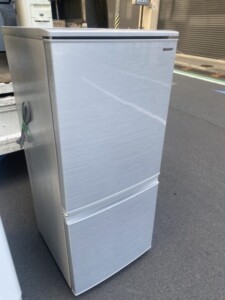 SHARP(シャープ)137L 2ドア冷蔵庫 SJ-D14F-S 2020年製