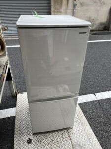 SHARP(シャープ)137L 2ドア冷蔵庫 SJ-D14E-W 2019年製