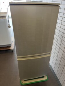 SHARP(シャープ)137L 2ドア冷蔵庫 SJ-D14A-S 2015年製