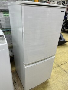 SHARP(シャープ)137L 2ドア冷蔵庫 SJ-D14E-W 2019年製