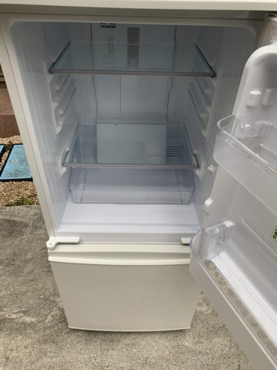 新宿区へ出張し、シャープ 2ドア冷蔵庫 SJ-D14D-W 2018年製を無料引取