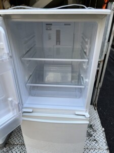 SHARP(シャープ)137L 2ドア冷蔵庫 SJ-D14C-W 2017年製