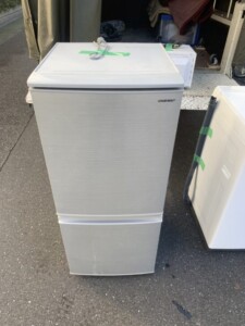 SHARP(シャープ)137L 2ドア冷蔵庫 SJ-D14E-S 2019年製