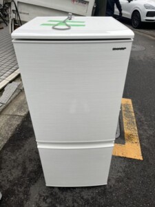 SHARP(シャープ)137L 2ドア冷蔵庫 SJ-D14E-W 2019年製