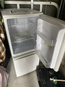 SHARP(シャープ)137L 2ドア冷蔵庫 SJ-D14C-W 2017年製