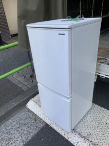 SHARP(シャープ)137L 2ドア冷蔵庫 SJ-D14E-W 2019年製