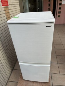 SHARP(シャープ)137L 2ドア冷蔵庫 SJ-D14E-W 2019年製
