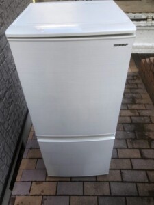 SHARP(シャープ)137L 2ドア冷蔵庫 SJ-D14E-W 2019年製