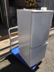 SHARP(シャープ)137L 2ドア冷蔵庫 SJ-D14E-W 2019年製