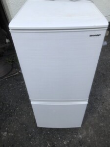 SHARP(シャープ)137L 2ドア冷蔵庫 SJ-D14F-W 2020年製