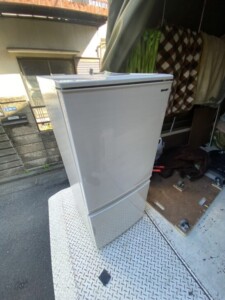 SHARP(シャープ)137L 2ドア冷蔵庫 SJ-D14F-W 2019年製