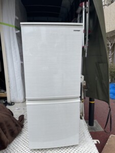 SHARP(シャープ)137L 2ドア冷蔵庫 SJ-D14E-W 2019年製