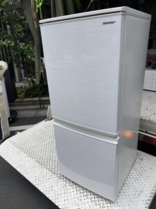 SHARP(シャープ)137L 2ドア冷蔵庫 SJ-D14F-W 2020年製