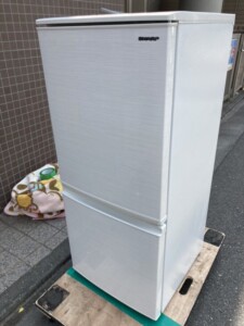 SHARP(シャープ)137L 2ドア冷蔵庫 SJ-D14E-W 2019年製