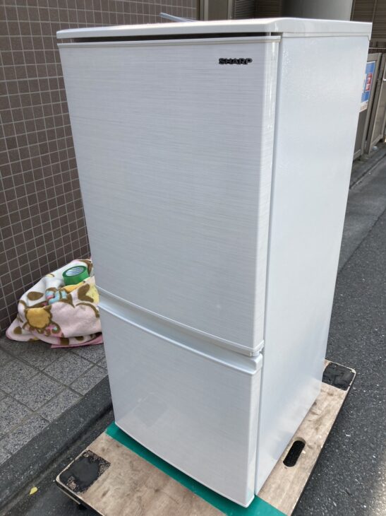 ☆ドリーム荒牧店☆ジモティー割引有☆ ｼｬｰﾌﾟ/2ﾄﾞｱ冷蔵庫/SJ-D14E-W/2019 SJ-D14E-W 冷蔵庫 ホワイト系 [137L /2ドア /右開き/左開き付け替え