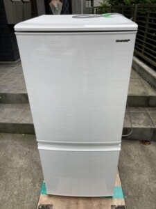 SHARP(シャープ)137L 2ドア冷蔵庫 SJ-D14E-W 2019年製
