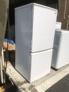 SHARP(シャープ)137L 2ドア冷蔵庫 SJ-D14F-W 2020年製