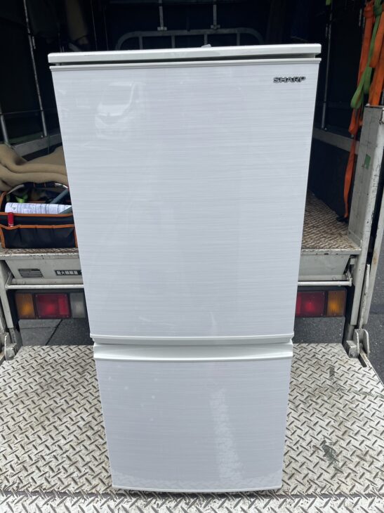 シャープ（SHARP）の2ドア冷蔵庫 SJ-D14F-W 2020年式