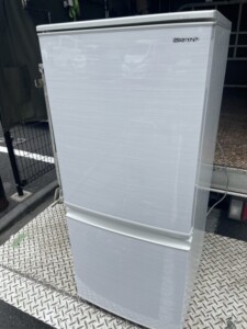 シャープ(SHARP)の2ドア冷蔵庫 SJ-D14F-W 2020年式