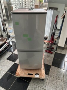 SHARP(シャープ)137L 2ドア冷蔵庫 SJ-D14C-S 2017年製