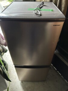 SHARP(シャープ)137L 2ドア冷蔵庫 SJ-D14E-N 2019年製
